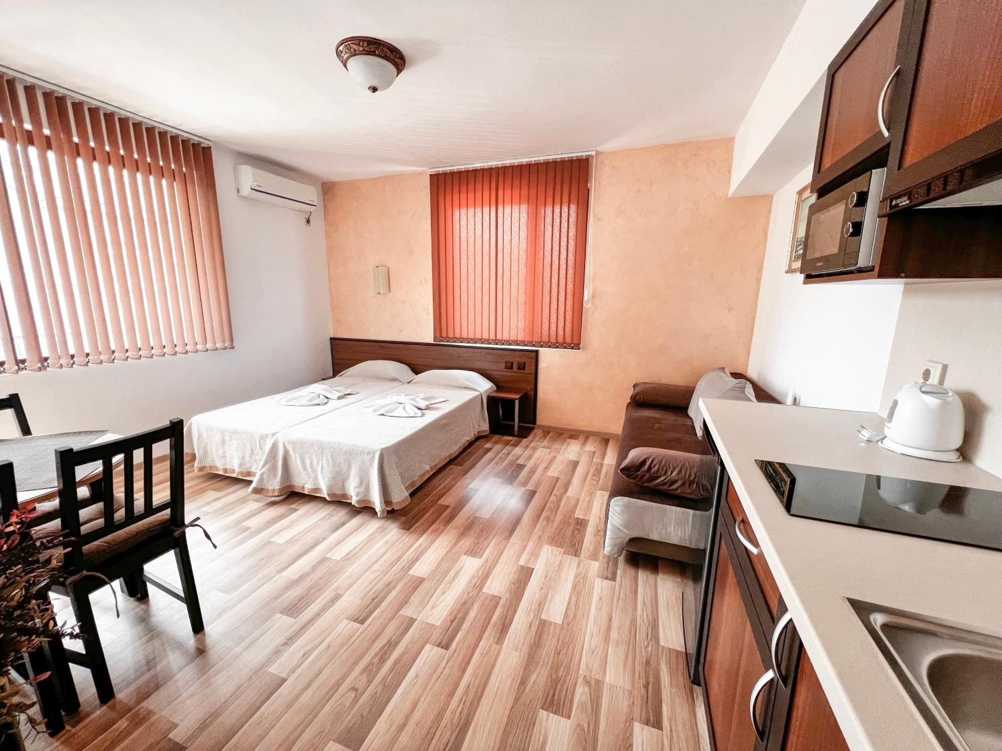 Chrystal Guest House Obzor Rom bilde
