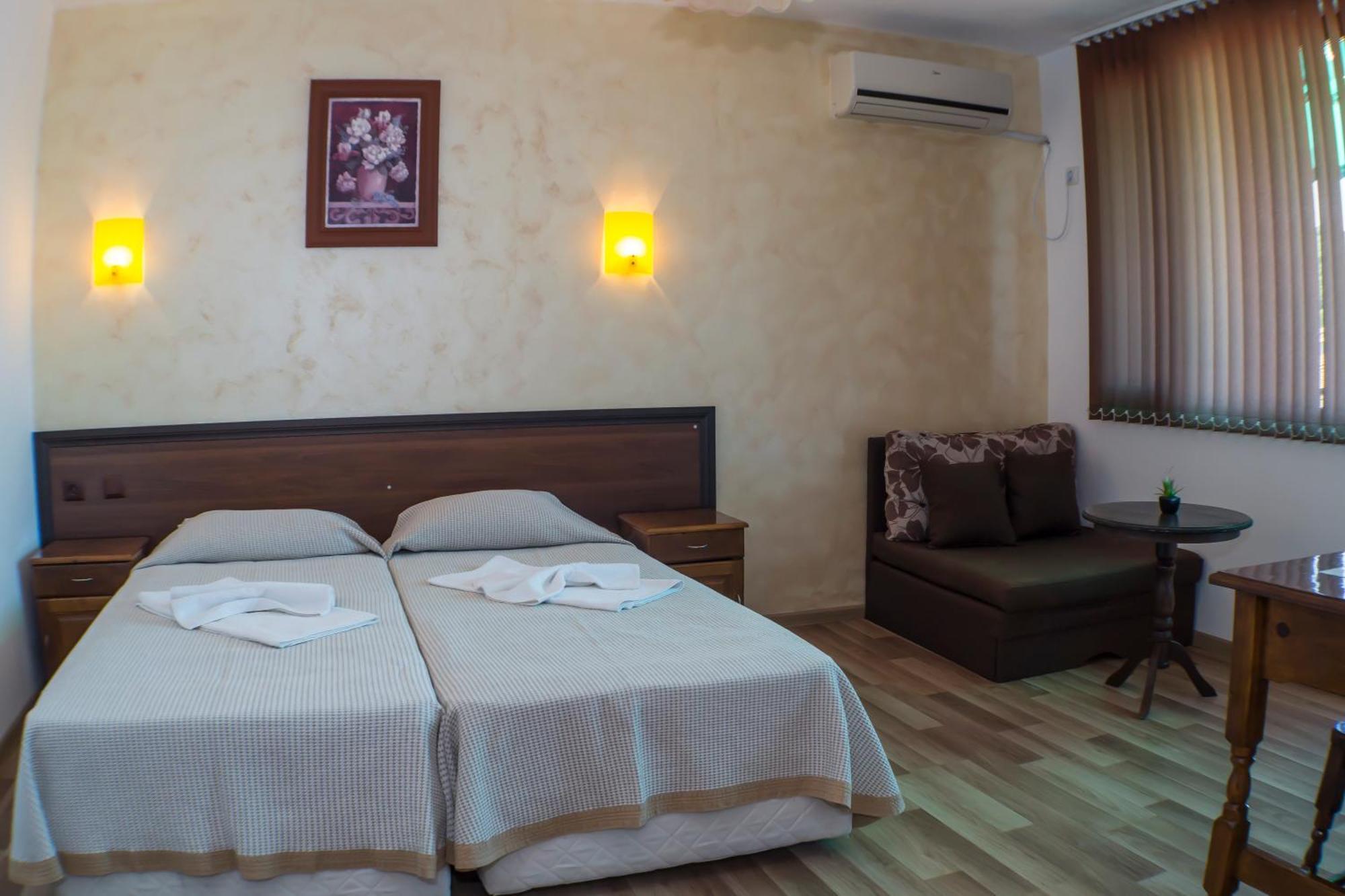 Chrystal Guest House Obzor Rom bilde